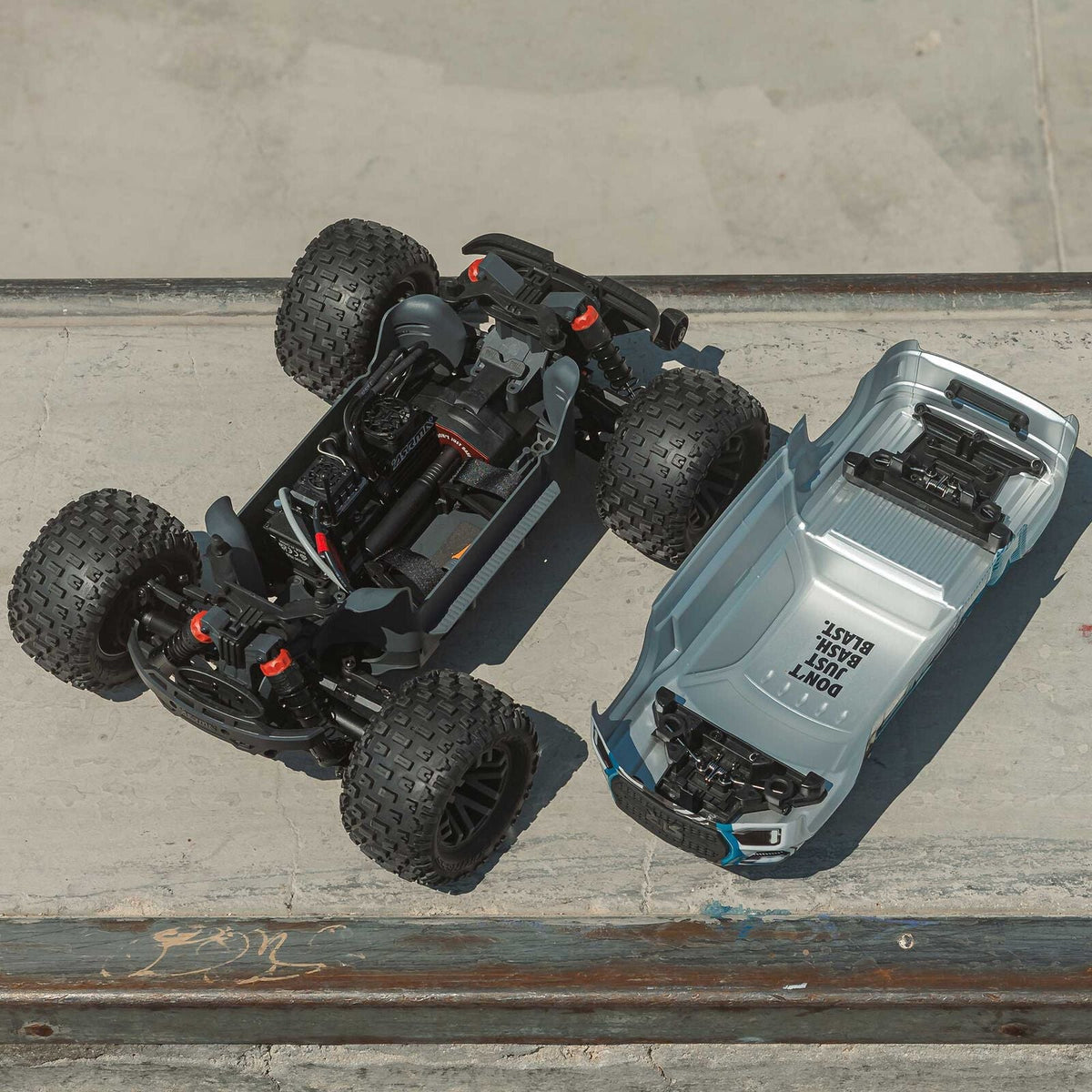 Arrma 1/10 GRANITE 223S DSC 4X4 RTR Brushless Monster Truck, Red