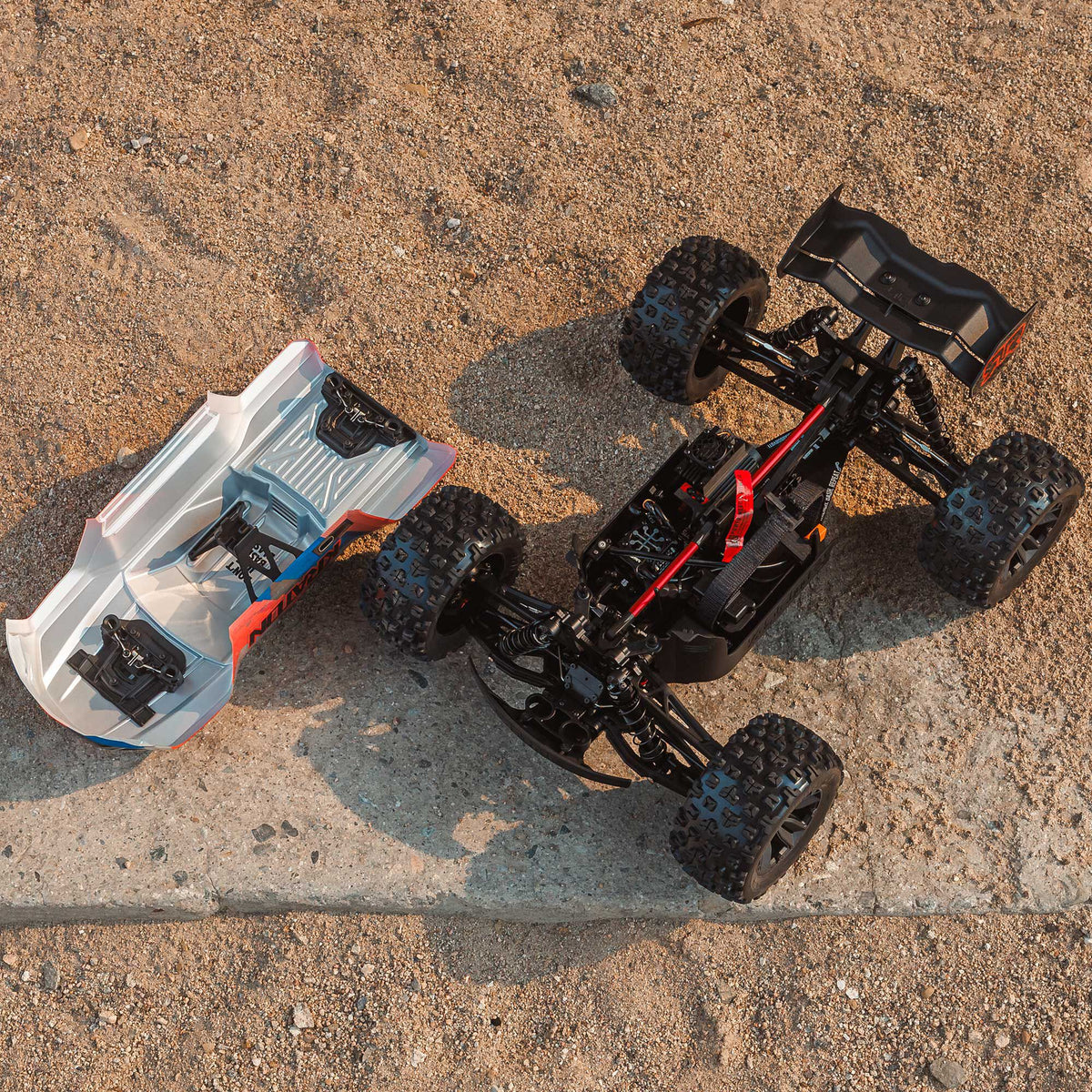 Arrma 1/8 KRATON 4X4 6S BLX BRUSHLESS V6 SPEED TRUCK RTR (Blue/Pink)