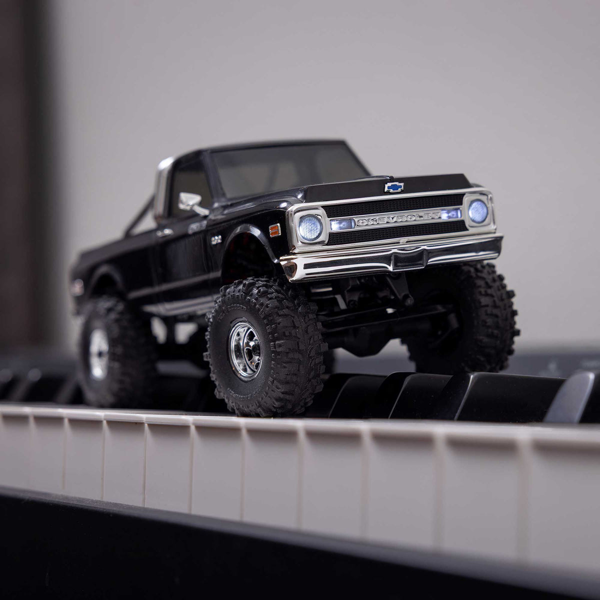 Axial 1/30 SCX30 Chevrolet K10 4X4 RTR Brushed Rock Crawler (Battery & Charger Included), Black
