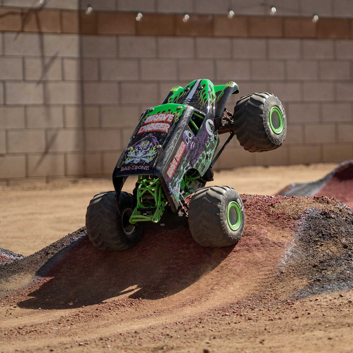 Losi LMT 2.0: 4wd Solid Axle Monster Truck RTR - Grave Digger