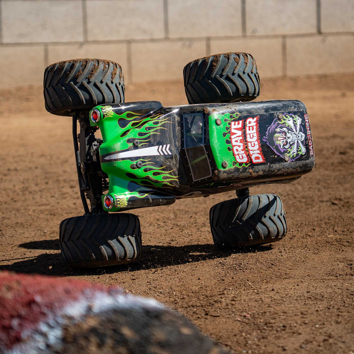 Losi LMT 2.0: 4wd Solid Axle Monster Truck RTR - Grave Digger