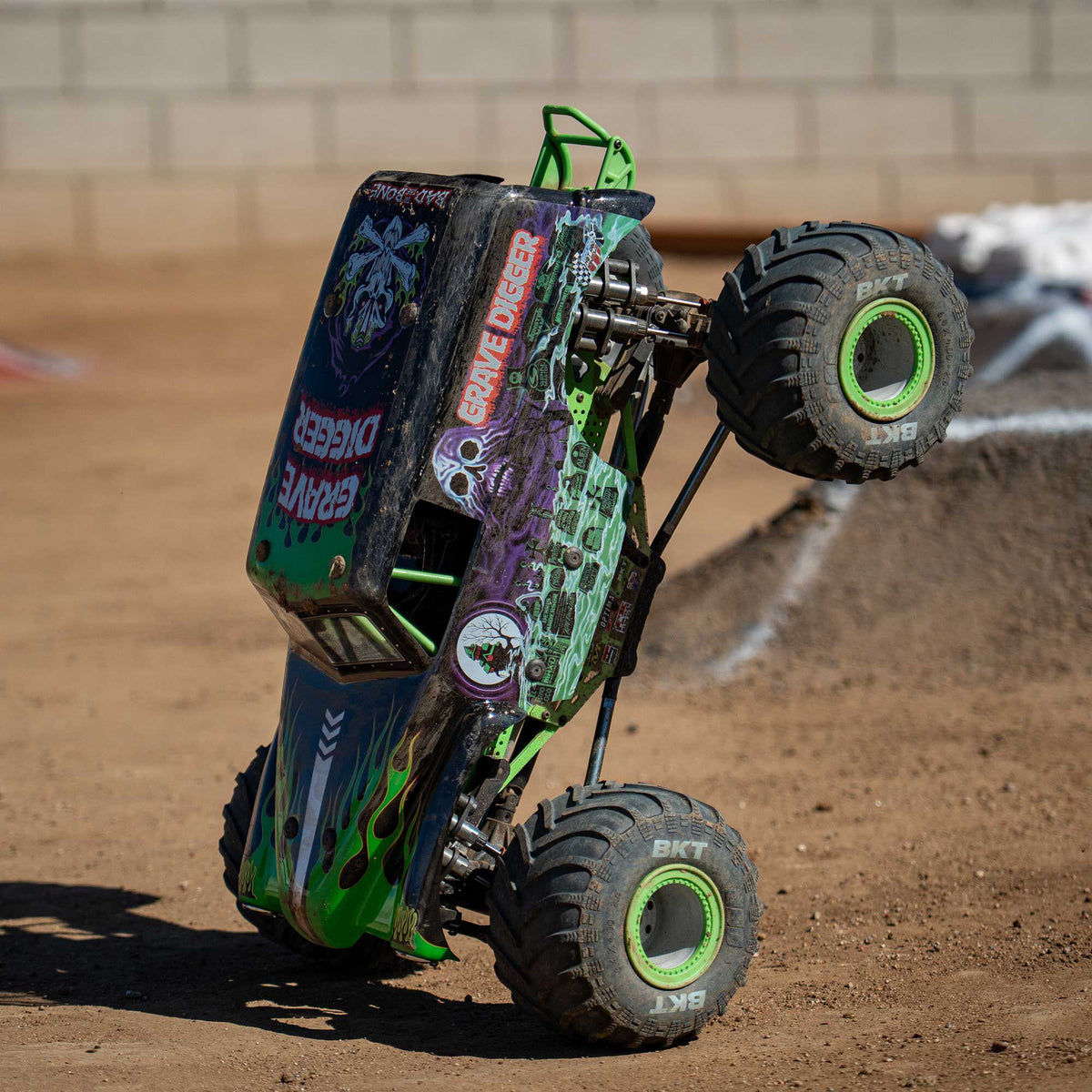 Losi LMT 2.0: 4wd Solid Axle Monster Truck RTR - Grave Digger