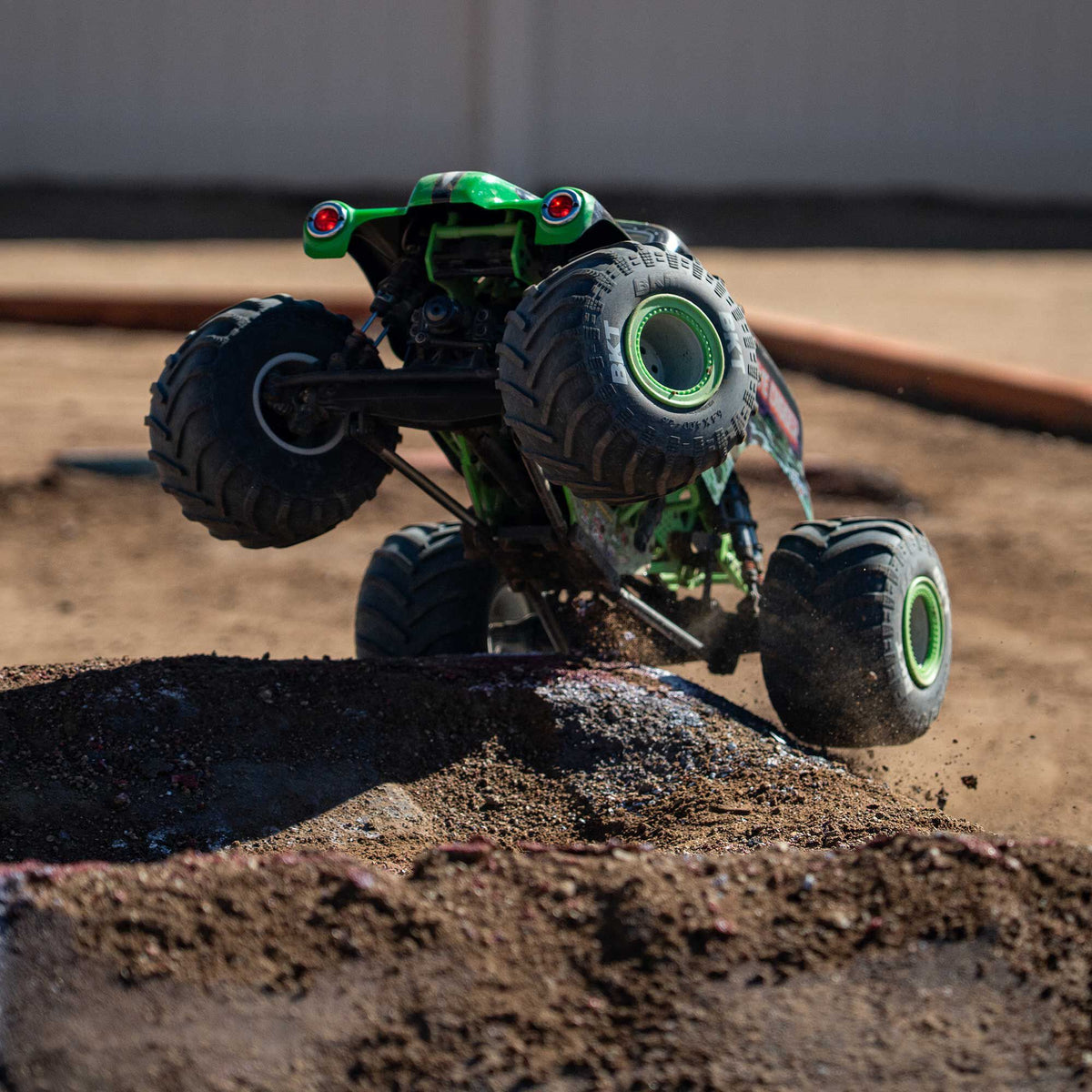 Losi LMT 2.0: 4wd Solid Axle Monster Truck RTR - Grave Digger